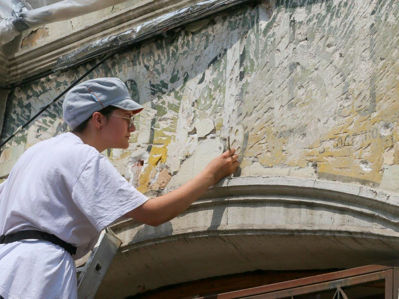 Особенности штукатурки колонн и лепнины при реставрации старинного дома