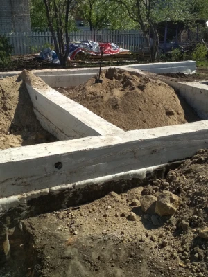 Устройство фундамента с обратной засыпкой непучинистым материалом