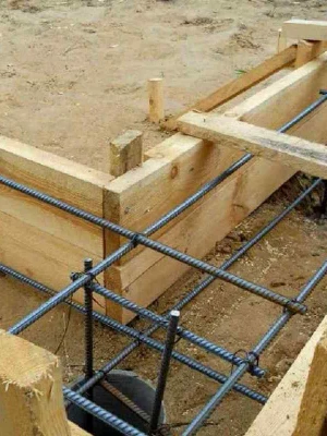 Устройство опалубки для нового фундамента после сноса при реконструкции дома
