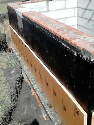 Утепление фундамента совместно с гидроизоляцией