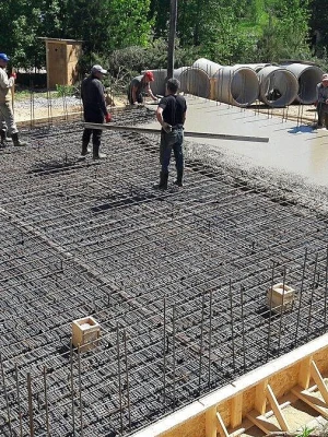 Уход за бетоном в траншеях после строительства фундамента
