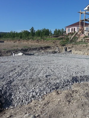Устройство щебёночно-песчаной подушки под строительство фундамента