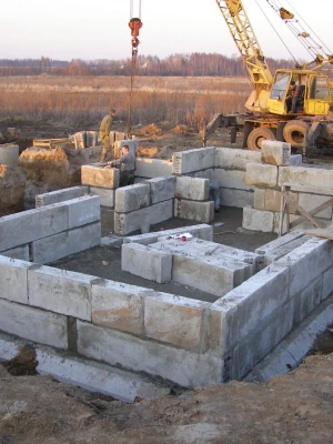 Устройство сборных железобетонных блоков для стен подвала