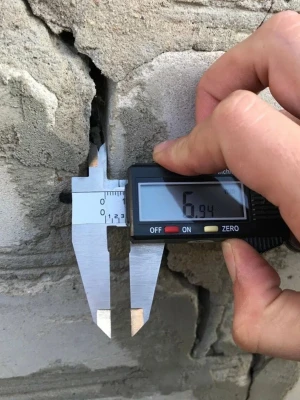 Фотофиксация отслоения штукатурки фундамента перед ремонтом