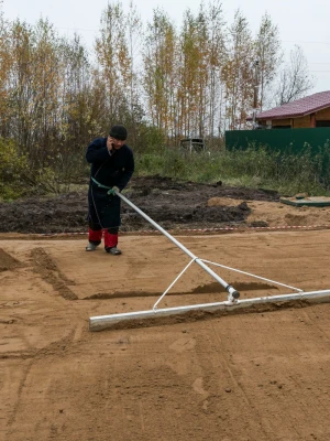 Фиксация разметки плитного фундамента колышками и шнурами