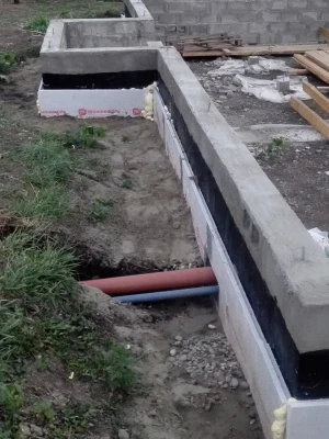 Утепление фундамента с дренажной системой